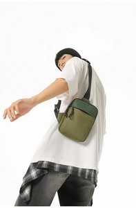 Outdoor-Crossbody-Brusttasche aus dunkelgrünem Nylongewebe mit multifunktionalen Taschen
