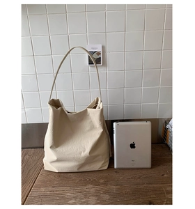 Vue détaillée du grand sac cabas contenant un iPad pour référence de taille réelle