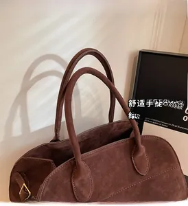 Vue détaillée des poignées robustes et des coutures du grand sac cabas marron café