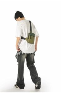 Detailansicht der armeegrünen Nylon-Brusttasche mit verstellbarem Gurt und Schnallenverschluss