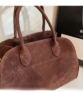 Gros plan du sac cabas rétro marron avec texture mate et poignée ronde rigide