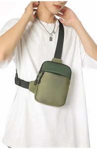 Detail der grünen wasserdichten Nylon-Brusttasche mit verstellbarem Gurt und Paracord-Zippern