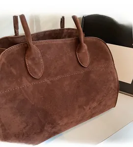 Détail du grand cabas vintage marron en similicuir suédé souple avec surpiqûres