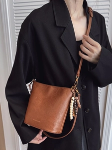 Sac seau vintage en cuir marron avec perles en bois et bandoulière réglable