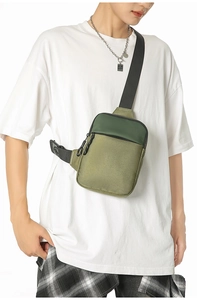 Outdoor-Crossbody-Brusttasche aus grünem Nylon, an einem männlichen Modell getragen
