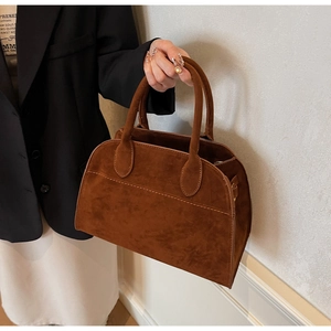 Détail du sac cabas vintage en daim marron foncé avec coutures et doubles poignées