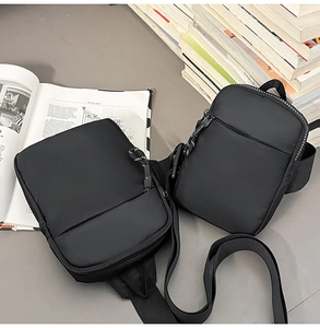 Zweiteiliges schwarzes Brusttaschen-Set aus Nylon mit verstellbaren Trägern im Lifestyle-Design