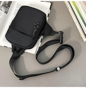 Detail der wasserdichten schwarzen Nylon-Brusttasche mit Reißverschluss und Paracord-Schnur