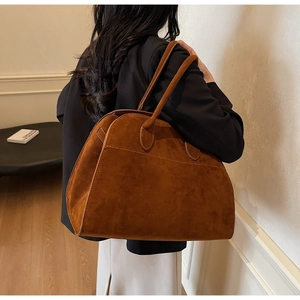 Photo de mode d'un grand sac cabas en daim marron dans un intérieur minimaliste chic