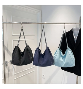 Drei Denim-Shopper in Schwarz und Blau mit stylischen Schultergurten aus Metallketten