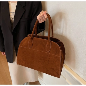 Vue latérale du grand sac cabas marron foncé en daim avec coutures élégantes