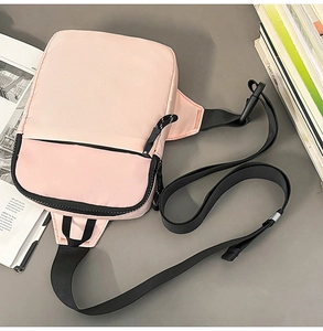 Details der rosa Crossbody-Brusttasche mit verstellbarem Gurt und robustem Verschluss