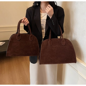 Vue détaillée de sacs cabas vintage en daim mat en deux tailles aux lignes courbées