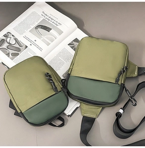 Detail der Brusttasche aus Nylon im Colorblock-Design mit verstellbarem Gurt und Reißverschluss