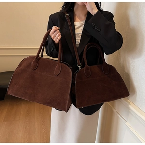 Détail de sacs cabas en daim marron foncé, tailles grande et petite, avec anses rondes