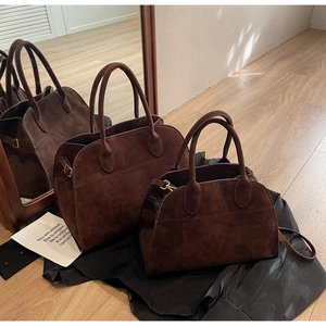 Détails de sacs à main en daim marron rétro en deux tailles avec boucles dorées