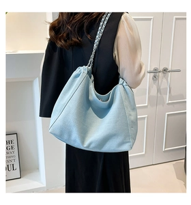 Große hellblaue Denim Hobo-Tasche mit Kettenriemen und weichem, lässigem Design im Alltag