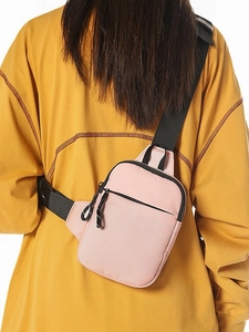 Rosafarbene Brusttasche aus Nylon für Sport mit verstellbarem Gurt am Modell gezeigt