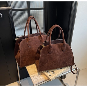 Détails de sacs à main en daim marron foncé en tailles grande et petite avec ferrures dorées