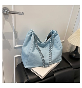 Detail der hellblauen Jeans-Tote-Bag mit silberner Kette und Kordelzugverschluss