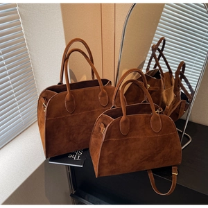 Détails de cabas en daim marron foncé en deux tailles avec jeux d'ombres et de lumière