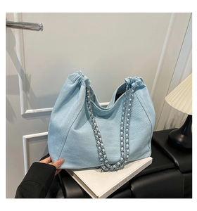 Detailansicht der Denim-Tasche mit Silberkette und gerafften Faltendetails