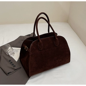 Détail du grand sac cabas en daim marron foncé avec boucles en métal et anses lisses