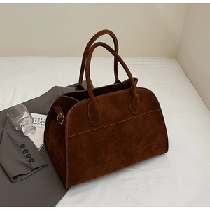 Détail du grand sac cabas en daim marron foncé avec boucles en métal et doubles anses