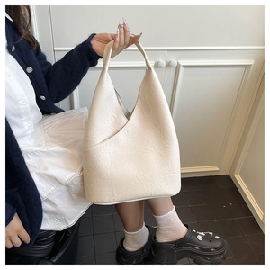 Dettaglio borsa hobo bianco crema con trama in PU stropicciata e tasca a V sovrapposta