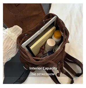Capacité interne du sac à dos en daim marron avec cordon, ordinateur et cosmétiques