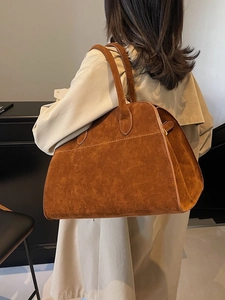 Grand sac cabas rétro en daim marron pour femme au design minimaliste et chic