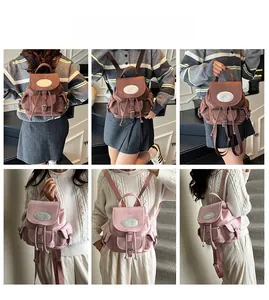 Détail des sacs à dos marron et rose avec fermeture à boucle et multiples poches pratiques