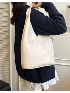 Grande borsa Hobo minimalista bianco crema in pelle opaca con tracolla larga e morbida
