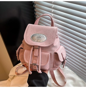 Mini sac à dos rose en daim avec plusieurs poches et détails en métal argenté
