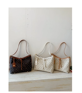 Drei Retro-Eimertaschen mit Print in Braun, Creme und Beige auf Marmorstufe