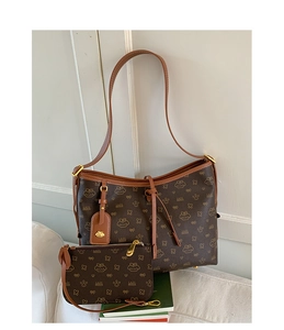 Detailansicht der braunen Tragetasche und kleinen Tasche mit Lazy Breeze Print und Teddy-Motiv