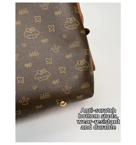 Detail der Tragetasche aus Leder mit Lychee-Muster, Goldnieten und Aufdruck