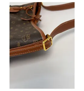 Detailansicht der goldfarbenen Hardware und Nähte einer braun gemusterten Shopper-Tasche
