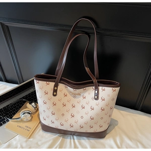 Detailansicht der großen Shopper-Tasche mit Hirschmuster, Laptop und Zubehör am Tisch