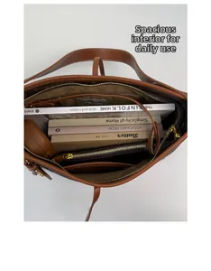 Innenansicht der großen Shopper-Tasche mit Hauptreißverschluss und praktischen Seitenfächern