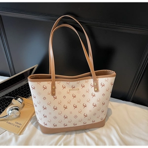 Große Shopper-Tasche mit Blumen- und Hirschprint, Lederboden, in Szene gesetzt mit Zubehör