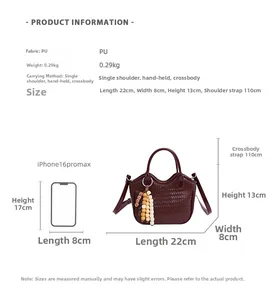 Vue détaillée d'un sac à main tressé marron foncé avec dimensions et smartphone