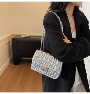 Silberne Stepp-Schultertasche mit plissierter Textur und funkelndem Strassverschluss