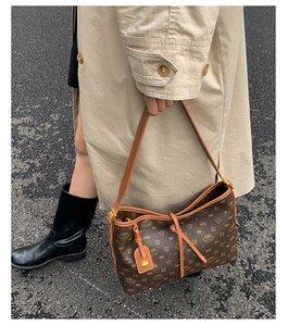 Detailansicht der Vintage-Schultertasche mit Monogramm und hochwertigem Lederanhänger
