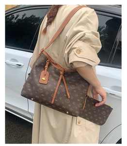 Detail der großen Monogramm-Einkaufstasche mit passender Tasche und Elefantenanhänger