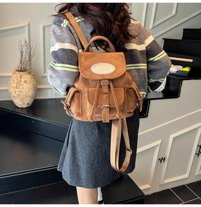 Détails du sac à dos vintage en daim marron avec poches multiples et fermeture à cordon