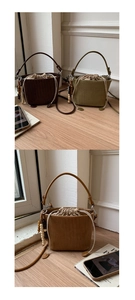Detailansicht der gewebten Beuteltasche mit Kordelzug-Inlay und Perlenanhänger aus Holz
