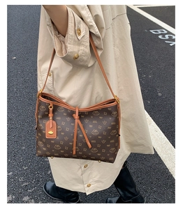 Detail der braunen Vintage Hobo-Tasche mit Bärenmotiven und Leder-Schultergurt