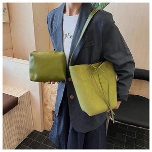 Détail d'un ensemble sac seau vert sauge givré avec pochette zippée assortie