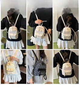Viste dettagliate del mini zaino a quadri che mostrano l'uso da diverse angolazioni
